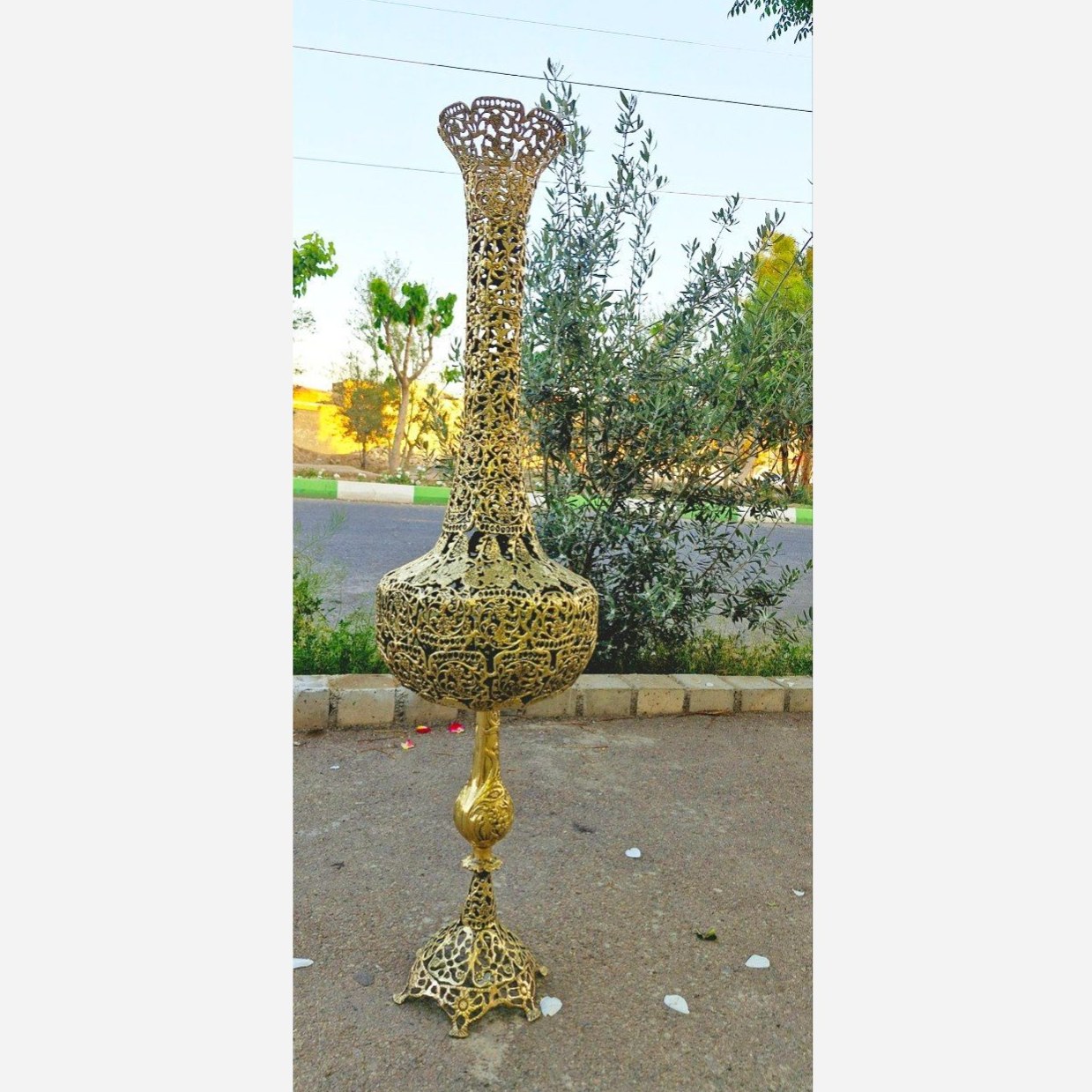 گلدون سنگین و خاص کنار سالنی